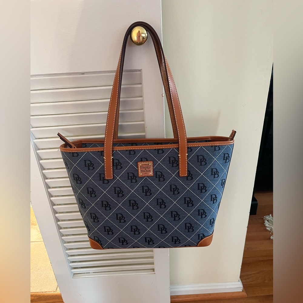 Dooney and Bourke BNWT Charleston Bag - Picture 2 of 4